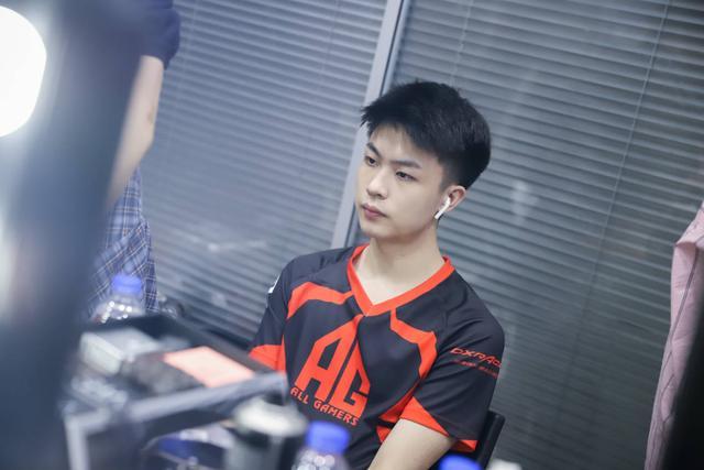Mouz 在 BLAST Bounty Fall 2025 四分之一决赛中以 2：0 战胜 Astralis ，晋级半决赛。