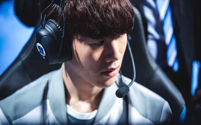 Top Esports vs LGD Gaming 资格生死战首发阵容：双方均为主力选手， 369 选择单挑 Sasi 。